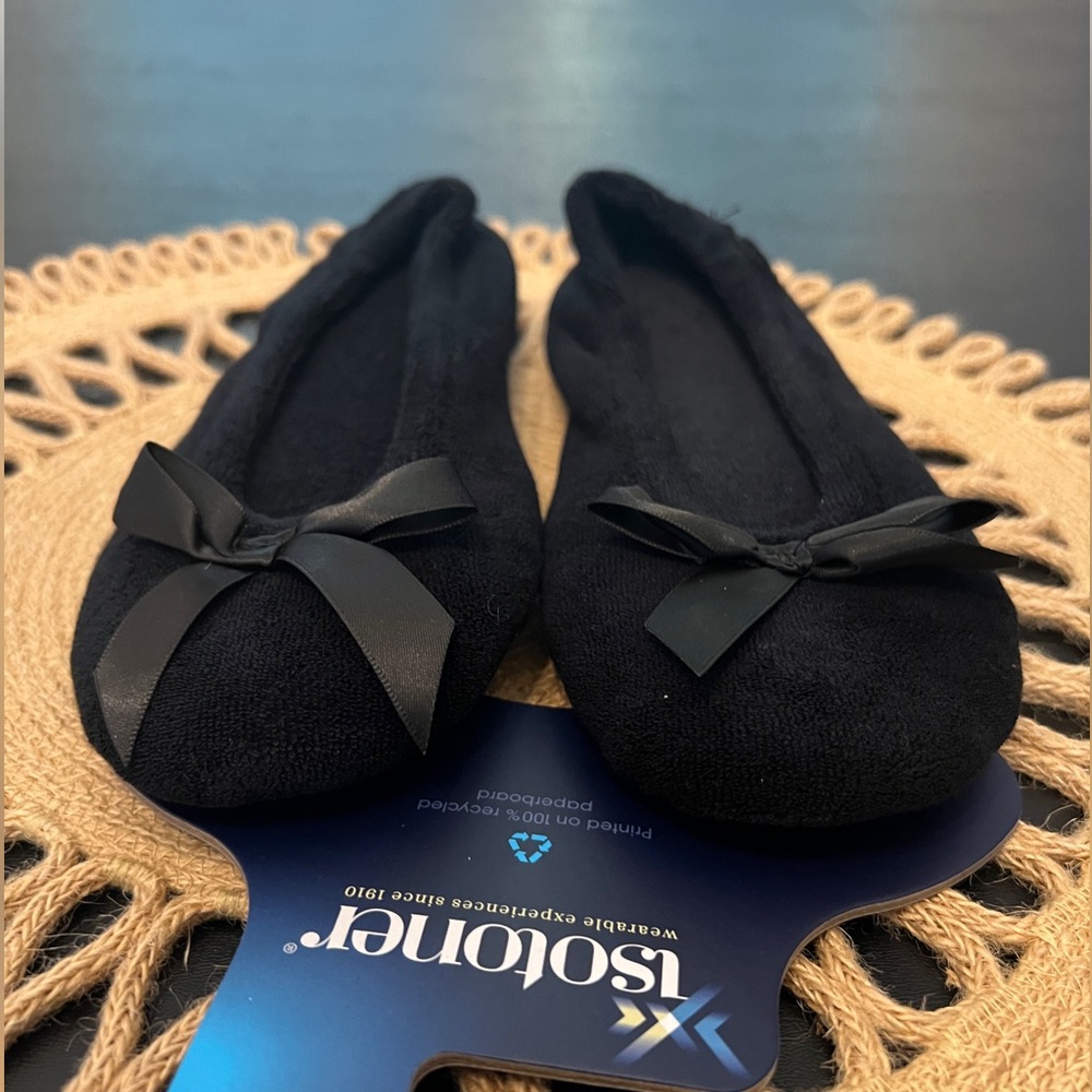 Isotoner women’s slipper black fits from 6.5 to 7.5 brand new